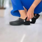 Τα σαμπώ Flotantes Gruyere της Feliz Caminar προσφέρουν εξαιρετική άνεση και υγιεινή, χάρη στην κατασκευή τους από 100% EVA. Είναι υπερ-ελαφριά (μόλις 95g ανά πόδι), αδιάβροχα, αντιολισθητικά, και πλήρως αντιβακτηριακά, ενώ ο ανατομικός και εργονομικός σχεδιασμός τους τα καθιστά ιδανικά για πολύωρη χρήση.